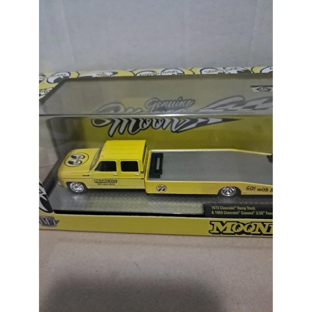 M2 Machines Auto Haulers 1973 Chevy Ramp Truck & 1969 Chevy Camaro Z/28 MOONEYES